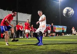 形容在激烈竞争中脱颖而出的成语