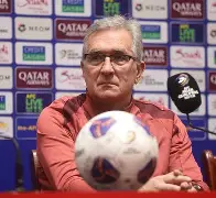 形容在激烈竞争中脱颖而出的成语